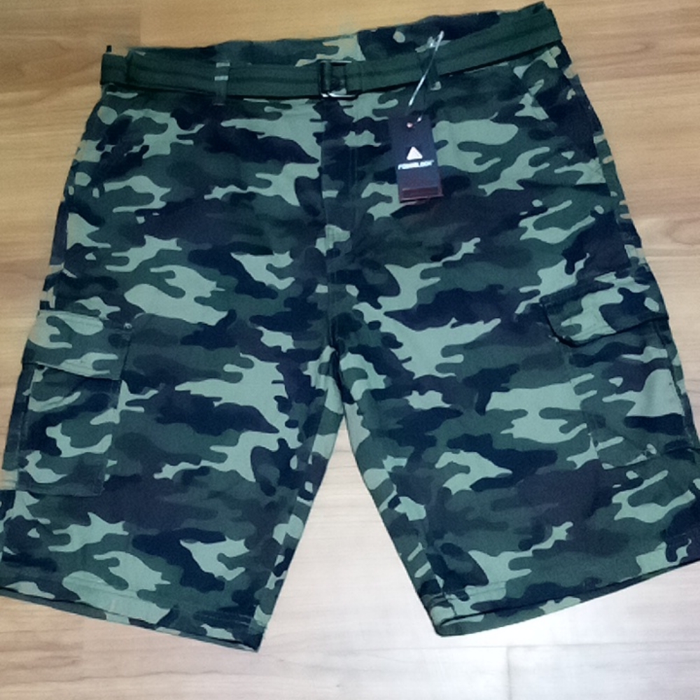 NWT men's "Roadblock" camo cargo shorts with belt